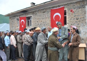Hakkari şehidine ağladı 